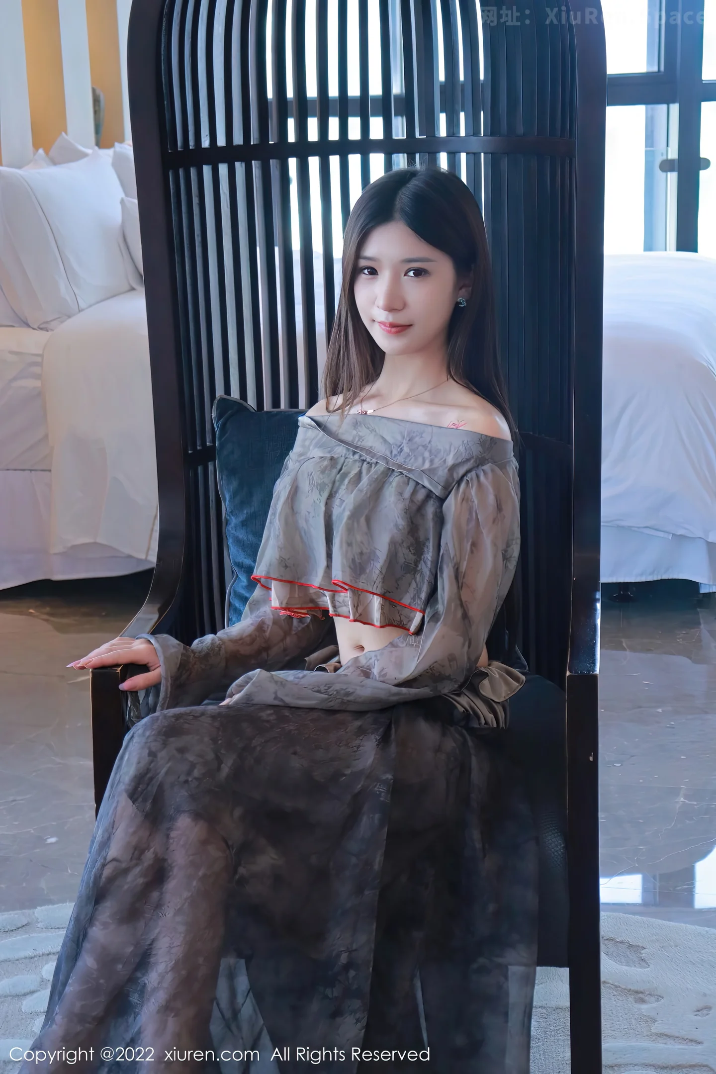 图片[2]-[XiuRen秀人网] VOL.5857 模特hebe韩心雨暗灰色上衣配性感长裙露丁字裤秀翘臀诱惑写真50P-秀人网官方网站